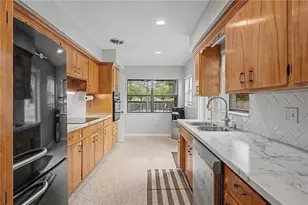 10246 N Valle Dr, Tampa, FL 33612 - Photo 11