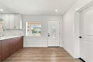 8725 Thornwood Ln, Tampa, FL 33615 - Photo 9
