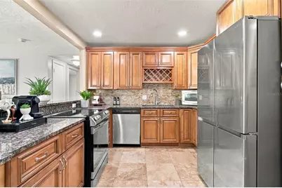 11006 N Oakleaf Avenue, Tampa, FL 33612 - Photo 9