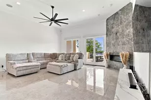 1022 Paseo Del Rio NE, Saint Petersburg, FL 33702 - Photo 9