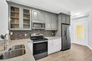 316 8th St S, Saint Petersburg, FL 33701 - Photo 7