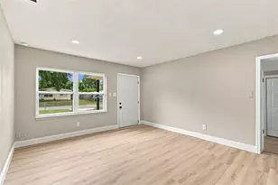 4216 N Sandalwood Cir, Tampa, FL 33617 - Photo 7