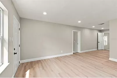 4216 N Sandalwood Circle, Tampa, FL 33617 - Photo 9