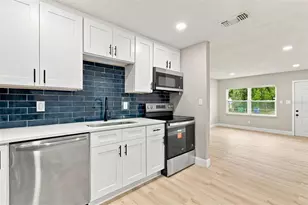 4216 N Sandalwood Cir, Tampa, FL 33617 - Photo 15