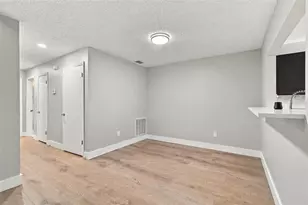 3118 Valley Oaks Dr, Tampa, FL 33618 - Photo 9