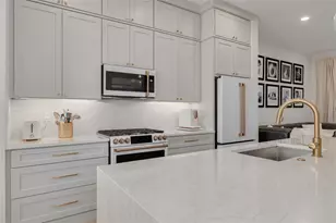 233 8th St N, Saint Petersburg, FL 33701 - Photo 7