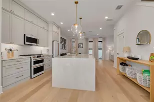 233 8th St N, Saint Petersburg, FL 33701 - Photo 3