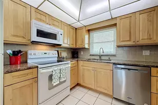 4550 Cove Cir, Saint Petersburg, FL 33708 - Photo 13