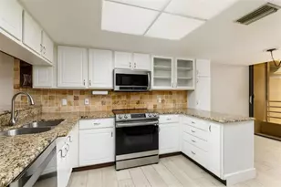 2775 Kipps Colony Dr S, Saint Petersburg, FL 33707 - Photo 9