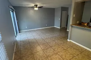 9459 Forest Hills Cir, Tampa, FL 33612 - Photo 3