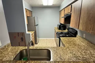 9459 Forest Hills Cir, Tampa, FL 33612 - Photo 5
