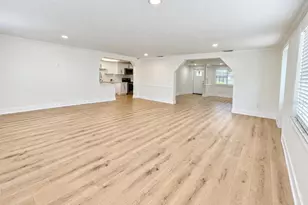 8512 Sunbeam Ln, Tampa, FL 33615 - Photo 11