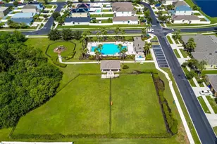 2011 Hawks View Dr, Ruskin, FL 33570 - Photo 41