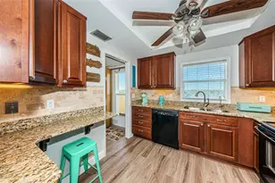 4575 Cove Cir, Saint Petersburg, FL 33708 - Photo 9