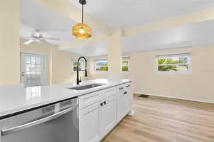 6830 Americana Dr NE, Saint Petersburg, FL 33702 - Photo 9