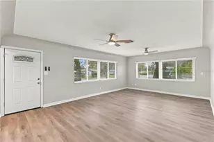 10719 Cherokee Dr, Saint Petersburg, FL 33708 - Photo 11