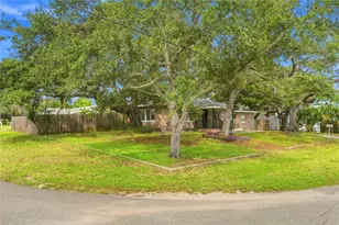 10719 Cherokee Dr, Saint Petersburg, FL 33708 - Photo 3