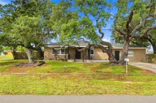 10719 Cherokee Dr, Saint Petersburg, FL 33708 - Photo 1