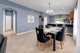 7746 Carriage Pointe Dr, Gibsonton, FL 33534 - Photo 9