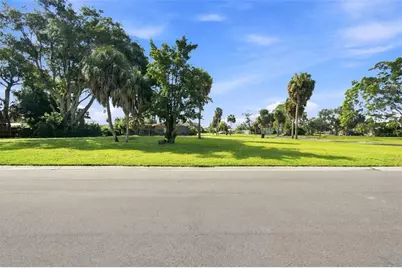 4647 Venetian Boulevard NE, Saint Petersburg, FL 33703 - Photo 7