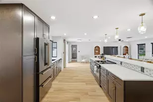 330 Patica Rd NE, Saint Petersburg, FL 33702 - Photo 11
