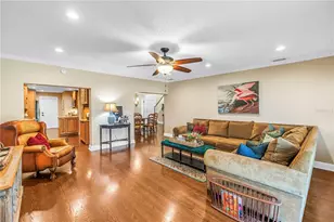 868 Glades Ct NE, Saint Petersburg, FL 33702 - Photo 5
