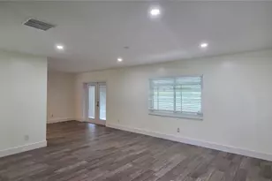 7920 George Washington Ln, Tampa, FL 33637 - Photo 7