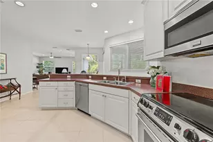 915 Lake Thomas Ln, Lutz, FL 33548 - Photo 15