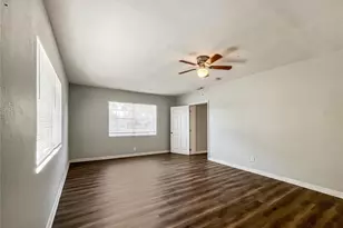 4523 Dolphin Dr, Tampa, FL 33617 - Photo 7