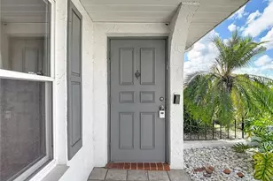 905 Bluewater Dr, Sun City Center, FL 33573 - Photo 5