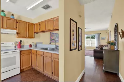 7216 Parkside Villas Drive, Saint Petersburg, FL 33709 - Photo 9