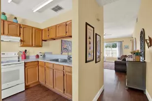 7216 Parkside Villas Dr, Saint Petersburg, FL 33709 - Photo 9