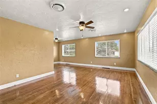 740 64th St N, Saint Petersburg, FL 33710 - Photo 5