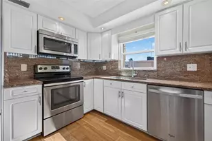 1120 N Shore Dr NE, Saint Petersburg, FL 33701 - Photo 5