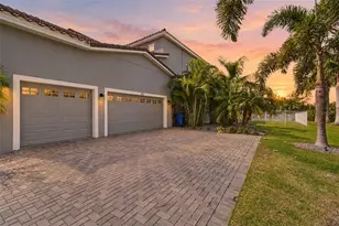 832 Manns Harbor Dr, Apollo Beach, FL 33572 - Photo 3