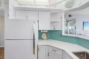 8021 Sailboat Key Blvd S, Saint Petersburg, FL 33707 - Photo 17