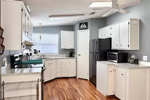 37631 Campo Ave, Zephyrhills, FL 33541 - Photo 5