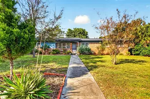 302 Park Ridge Ave, Temple Terrace, FL 33617 - Photo 1