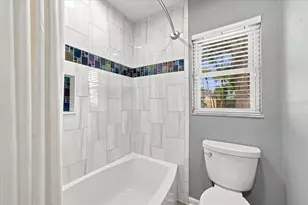 13810 Lake Village Pl, Tampa, FL 33618 - Photo 33