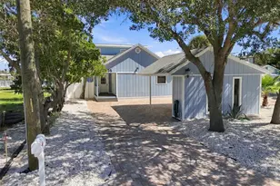 8135 Bayshore Dr, Treasure Island, FL 33706 - Photo 35