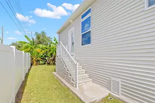 7004 Americana Dr NE, Saint Petersburg, FL 33702 - Photo 23
