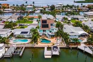 556 Lillian Dr, Saint Petersburg, FL 33708-2332