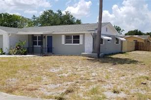 3022 Huntington Rd, Tarpon Springs, FL 34691