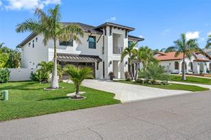 779 Columbus Dr, Saint Petersburg, FL 33715