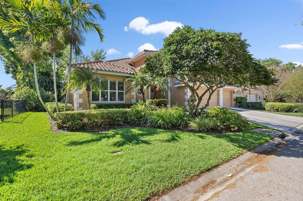 520 Bay Laurel Ct, Saint Petersburg FL  33703-3130 exterior
