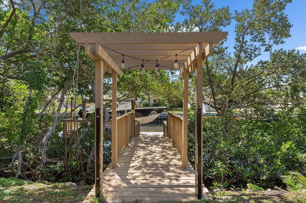 520 Bay Laurel Ct, Saint Petersburg FL  33703-3130 exterior