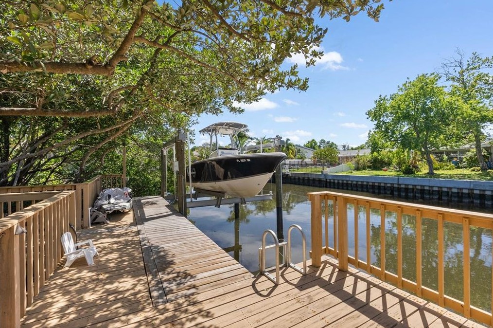 520 Bay Laurel Ct, Saint Petersburg FL  33703-3129 exterior