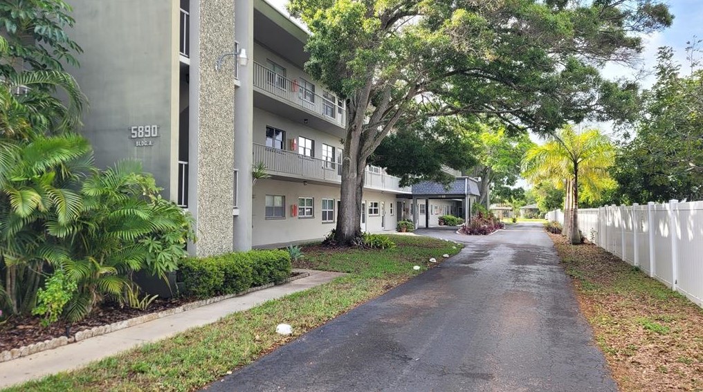5890 38th Ave, Saint Petersburg FL  33710-1979 exterior