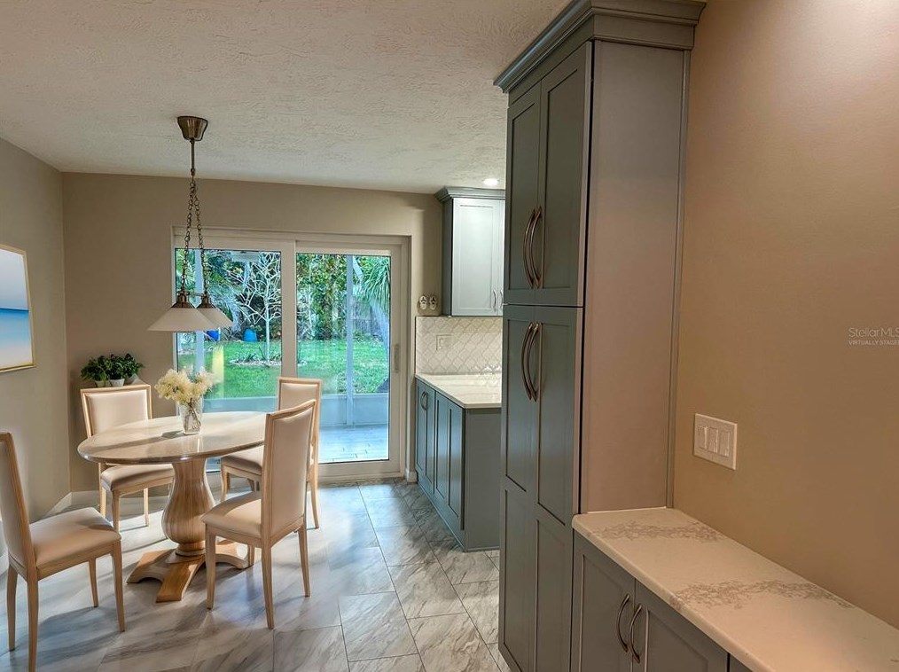 641 La Plaza Ave, Saint Petersburg FL  33707-2223 exterior