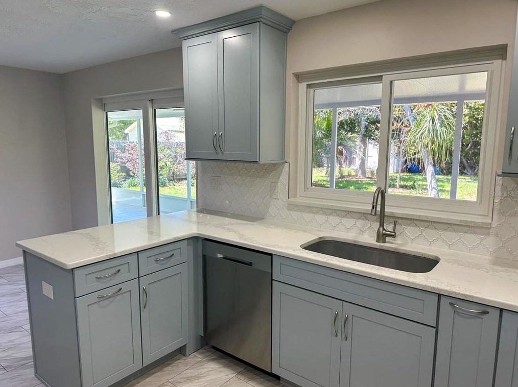 641 La Plaza Ave, Saint Petersburg FL  33707-2223 exterior